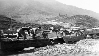 干部劳动卸石子